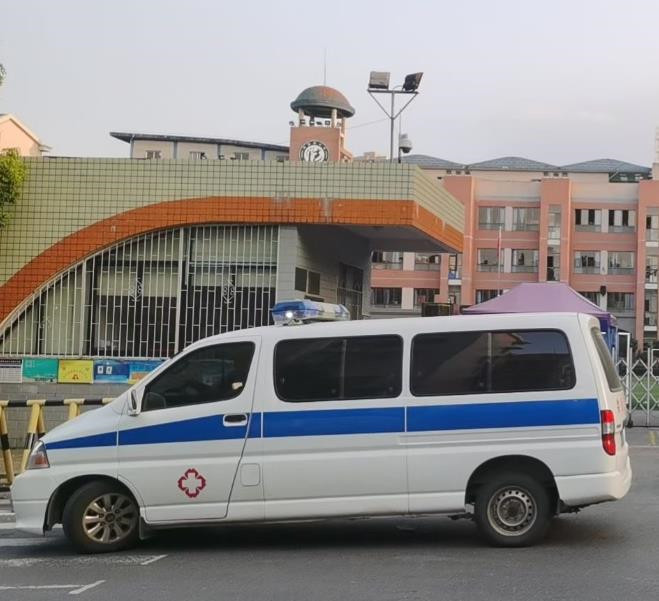 鹿寨救护车出租护送骨折病人一公里多少钱